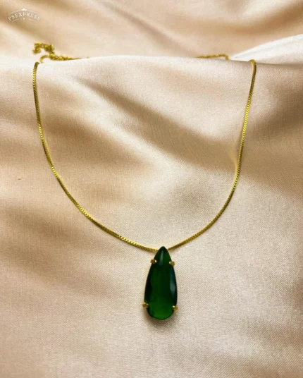 Colar com pedra verde em formato de gota