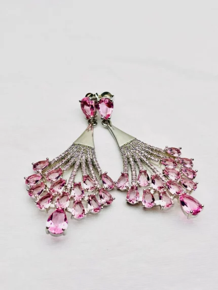 Brinco com pedras na cor rosa