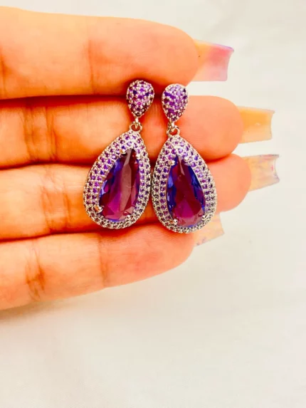 Brinco roxo em formato de gota