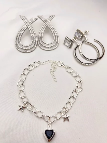 Conjunto de brincos + pulseira de estrelas e coração preto