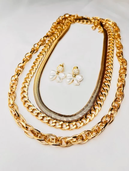 Conjunto 3 colares + brinco de flor branca